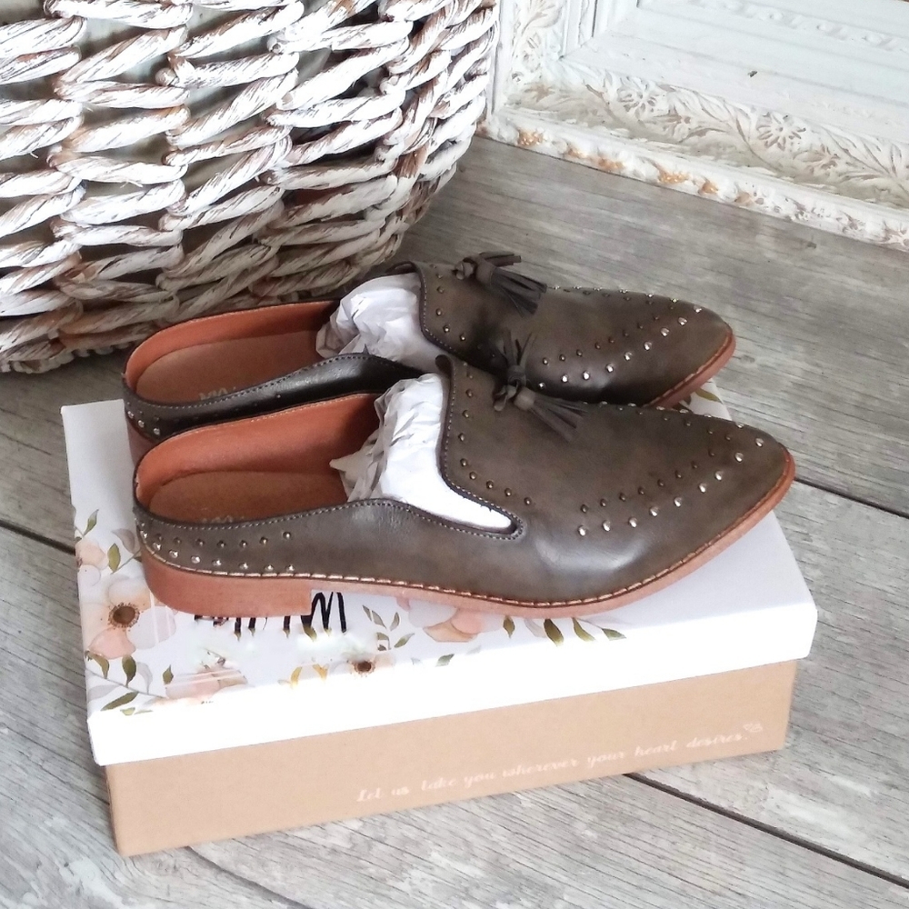 *2 LEFT* SZ 5.5 & 6- GRAY LTHR TASSEL STUD SLIP ON - Picture 4 of 8